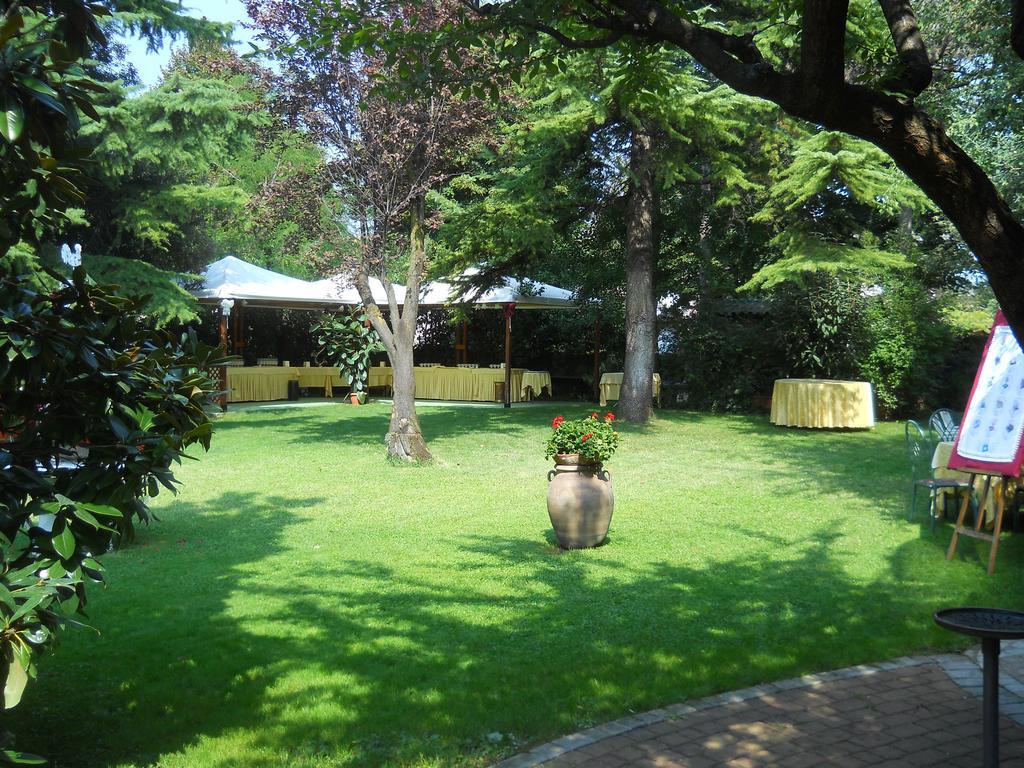 Hotel Il Rustichello Lonato Exterior photo