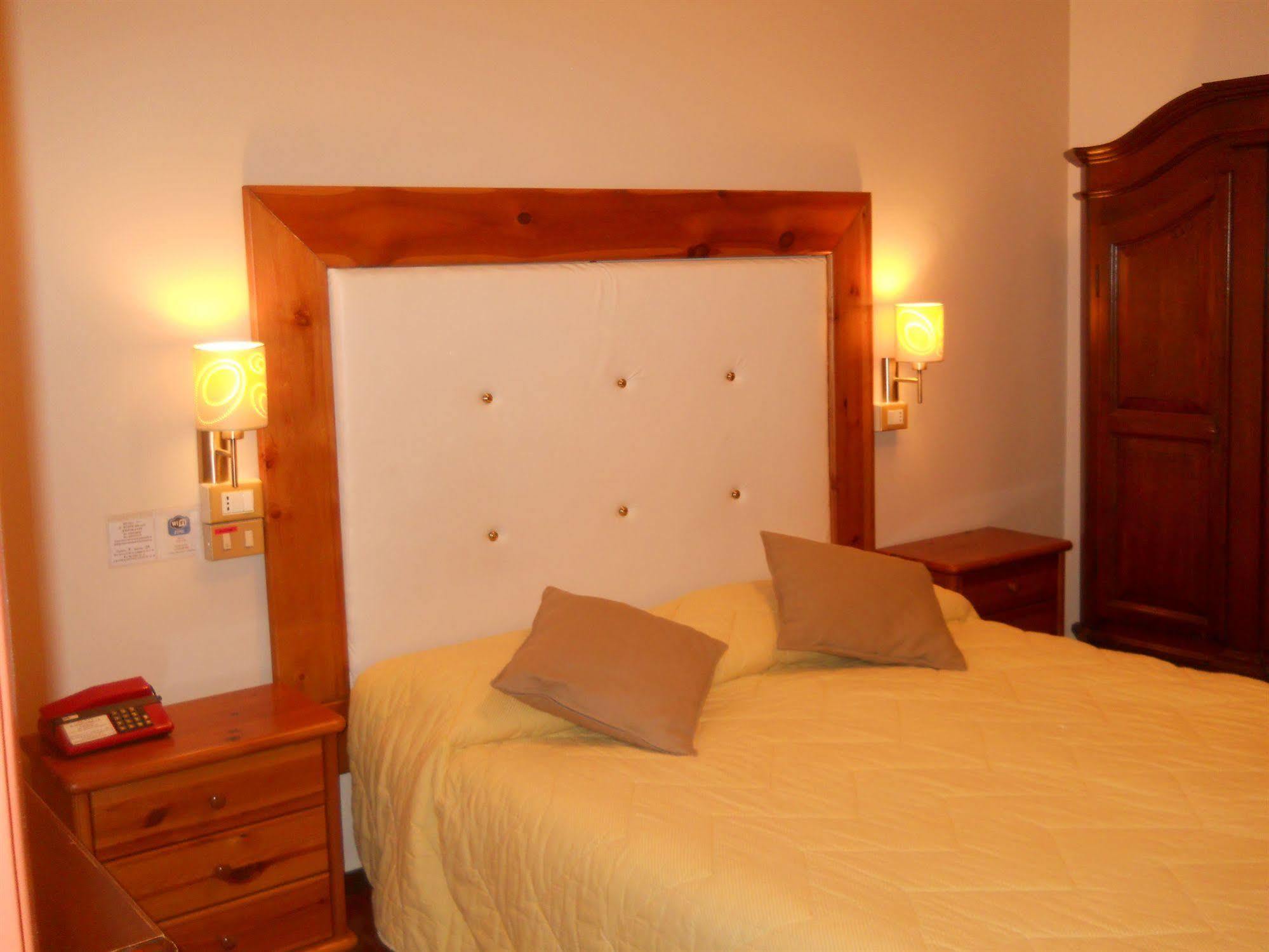 Hotel Il Rustichello Lonato Exterior photo